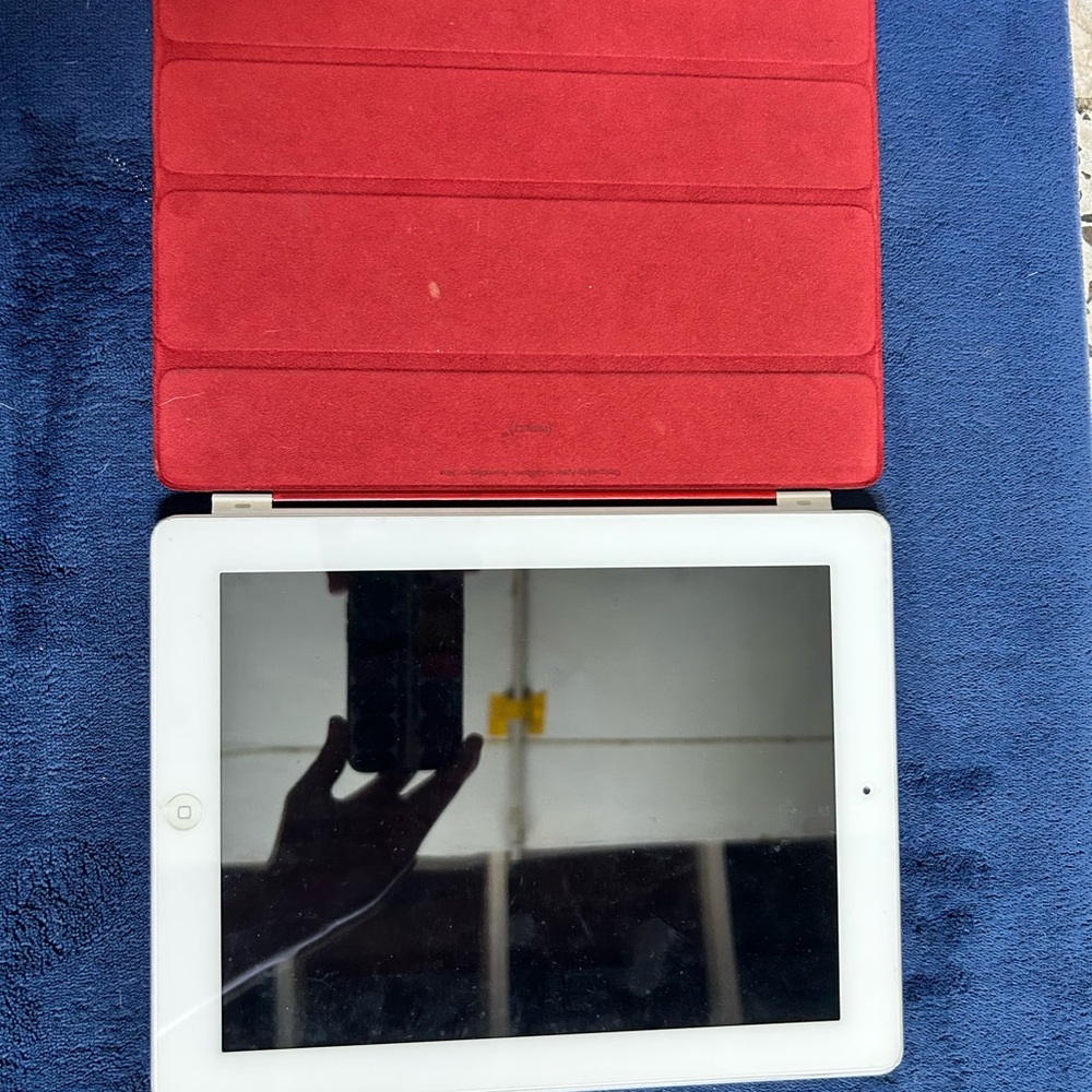 Apple iPad 32GB Wi-Fi – White/Silver – Includes Red Smart Case